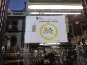 Prohibido entrar con bicicleta