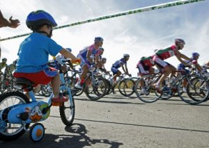 ZIP15. BURGOS, 10/09/2010.- Un niño observa el pelotón durante la decimotercera etapa de la Vuelta disputada a través de 196 kilómetros, entre Rincón de Soto y Burgos. EFE/ZIPI TELETIPOS_CORREO:DEP,DEP,%%%,%%%