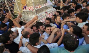 The Virgin of El Rocio is carried by pilgrims during a procession around the shrine of El Rocio in Almonte, in the province of Huelva, southwest Spain, May 20, 2013. Every spring hundreds of thousands of devotees converge at a shrine to pay homage to the Virgin del Rocio during an annual pilgrimage which combines religious fervour and festive colour. REUTERS/Marcelo del Pozo (SPAIN - Tags: SOCIETY RELIGION) SPAIN/
