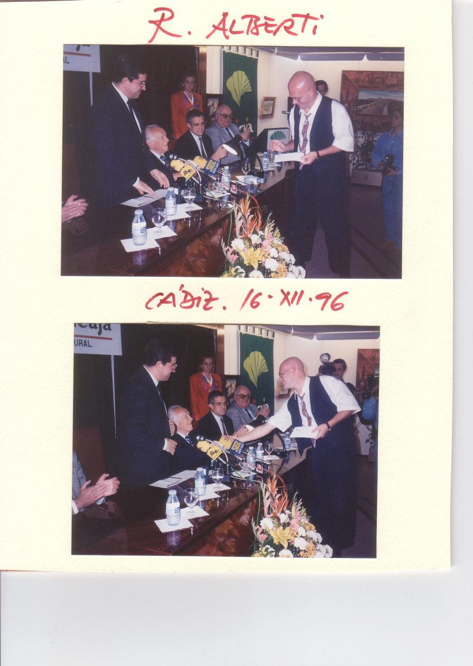 rafael alberti con daniel lebrato cádiz 16 12 1996 libro quién como yo dos fotos