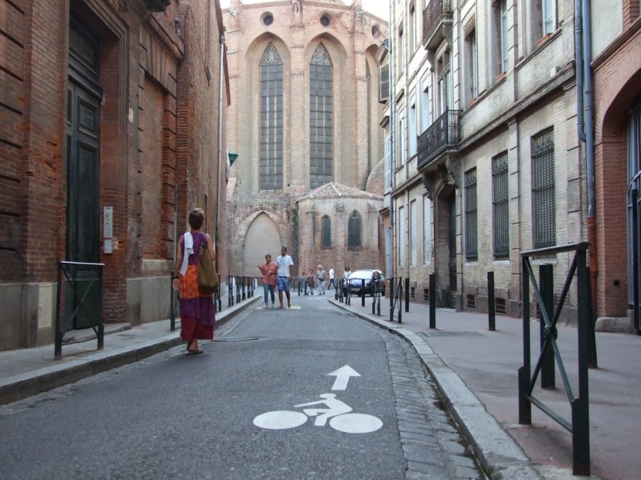 Acontramano en una calle de Toulouse agosto 2011