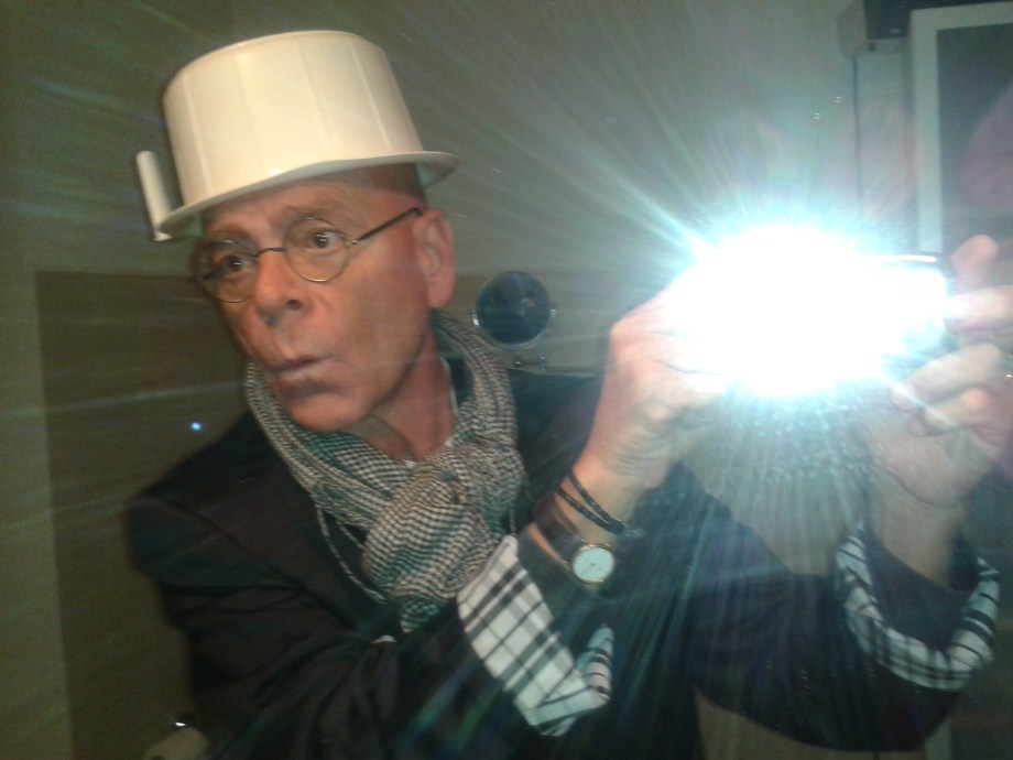 Daniel Lebrato con sombrero de orinal 20151114.jpg