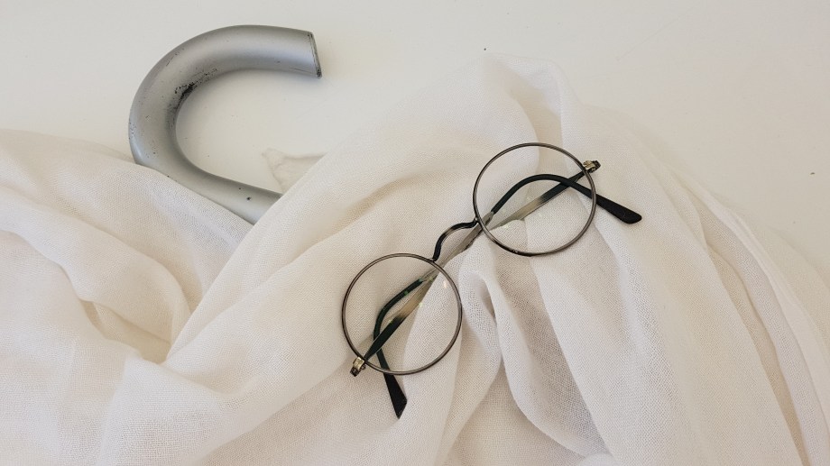 04 Mahatma Gandhi sábana paraguas gafas