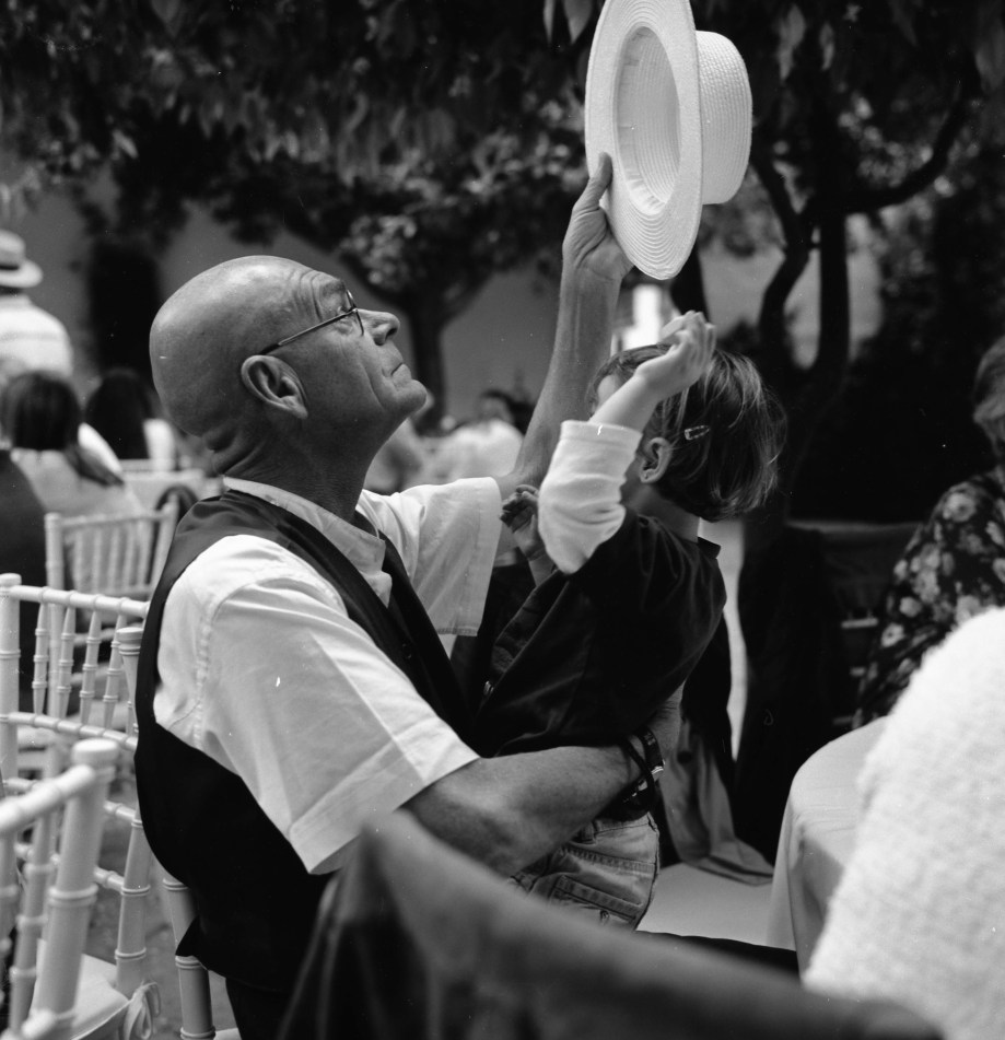 Hombre con sombrero y niña chica