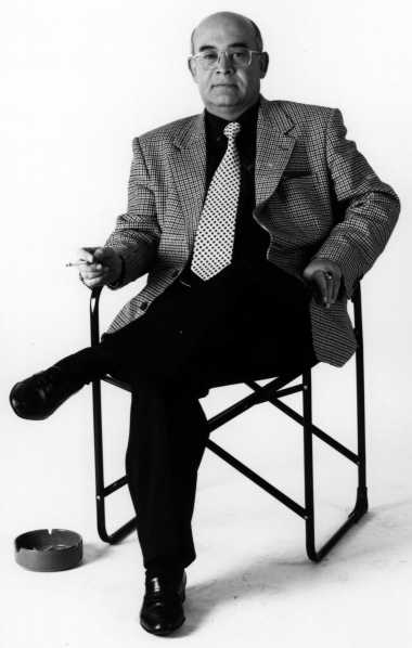 JAMJ sentado en silla de director