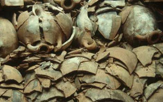 Anforas en la base del Monte Testaccio