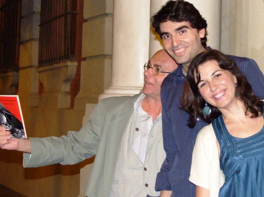 Diego Vaya entre Daniel Lebrato y Lidia Muñoz Márquez