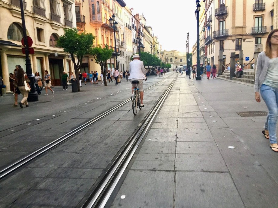 Daniel Lebrato en bicicleta por la Avenida de Sevilla 2017 05 22
